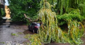 Стихія б’є по Україні: міста йдуть під воду, тисячі людей без світла, є потерпілі (фото, відео)