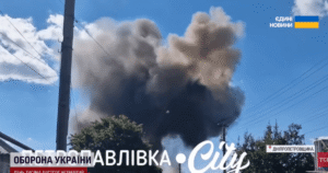 Страшна пожежа та загиблі: росіяни завдали повторного удару під час ліквідації наслідків обстрілу (фото, відео)