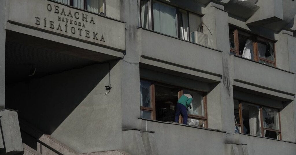 Страшні вибухи, потрощені будинки: Росія масовано обстріляла центр великого міста в Україні (фото, відео) Страшні вибухи, потрощені будинки: Росія масовано обстріляла центр великого міста в Україні (фото, відео)