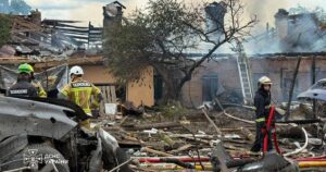 “Майже всі лежали на землі”: свідок російської атаки під Києвом розповів про перші хвилини після удару