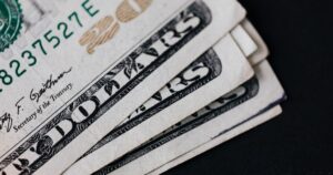 Обіцяли прибуток і компенсацію: житель Тернополя двічі став жертвою шахраїв і втратив 55 тис. доларів