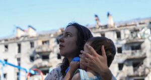 "Там лежить мій син Рома, він мертвий": моторошні кадри кривавої атаки РФ по Києву (18+)