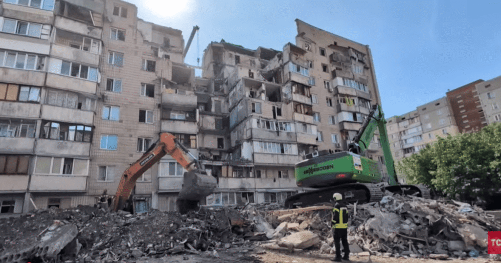 Зруйнований будинок та багато загиблих: що відбувається на місці ракетного удару РФ у Києві (фото, відео) Зруйнований будинок та багато загиблих: що відбувається на місці ракетного удару РФ у Києві (фото, відео)