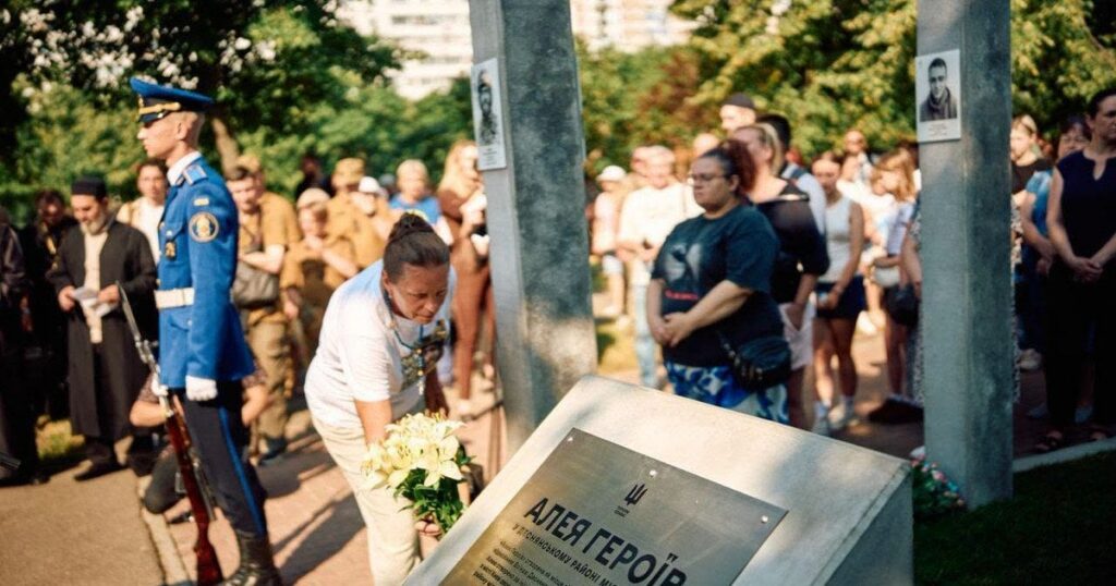 Алея пам’яті Київ — родини загиблих обурені якістю стендів і помилками в даних — Київ Алея пам’яті Київ — родини загиблих обурені якістю стендів і помилками в даних — Київ