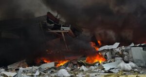 РФ вдарила по супермаркету в центрі міста: багато поранених, серед них дитина (фото)
