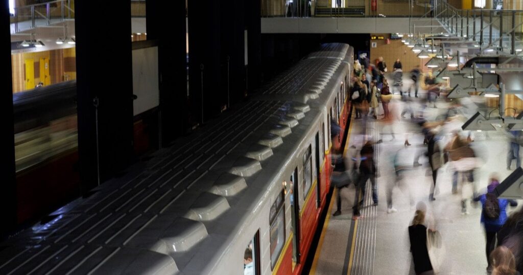 Українець у Польщі влаштував транспортний колапс: що він скоїв у метро Українець у Польщі влаштував транспортний колапс: що він скоїв у метро