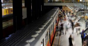 Українець у Польщі влаштував транспортний колапс: що він скоїв у метро