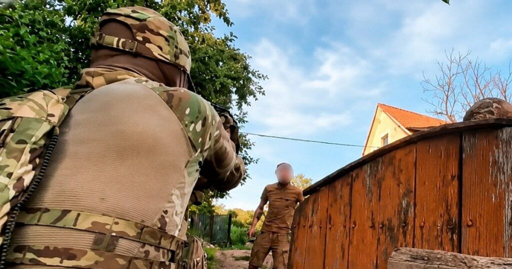 Затримання СЗЧ на Вінниччині — військовий з сокирою травмував двох представників ВСП — Укрaїнa Затримання СЗЧ на Вінниччині — військовий з сокирою травмував двох представників ВСП — Укрaїнa