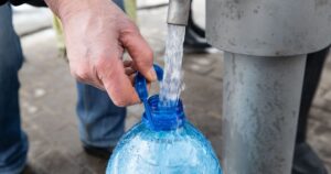 Як правильно набирати воду з бювету в спеку - важливі рекомендації для киян — Киев