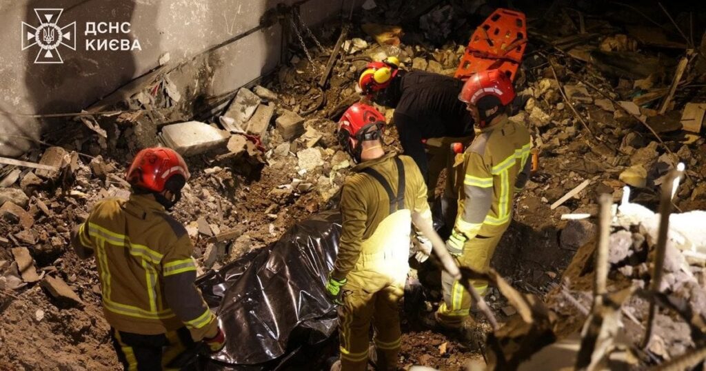 У Києві кількість загиблих після російського удару зросла до 18: з-під завалів дістали ще два тіла — Київ У Києві кількість загиблих після російського удару зросла до 18: з-під завалів дістали ще два тіла — Київ