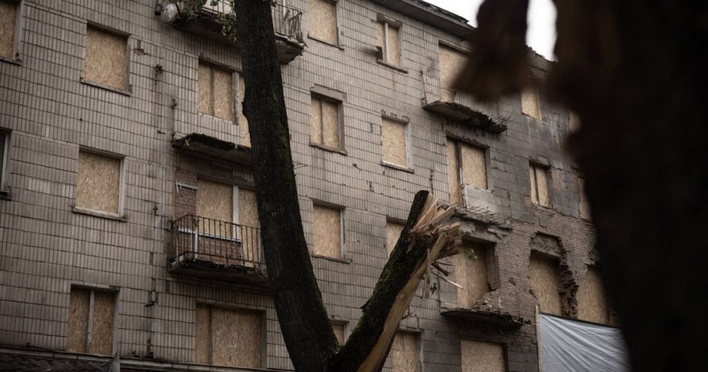 У Сумах після удару РФ четверо постраждалих залишаються у важкому стані, серед них — 16-річна дівчина (фото) У Сумах після удару РФ четверо постраждалих залишаються у важкому стані, серед них — 16-річна дівчина (фото)