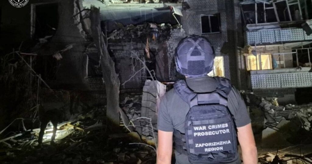Росія вдарила КАБами по Запоріжжю: пошкоджено багатоповерхівку, є поранені (фото) Росія вдарила КАБами по Запоріжжю: пошкоджено багатоповерхівку, є поранені (фото)