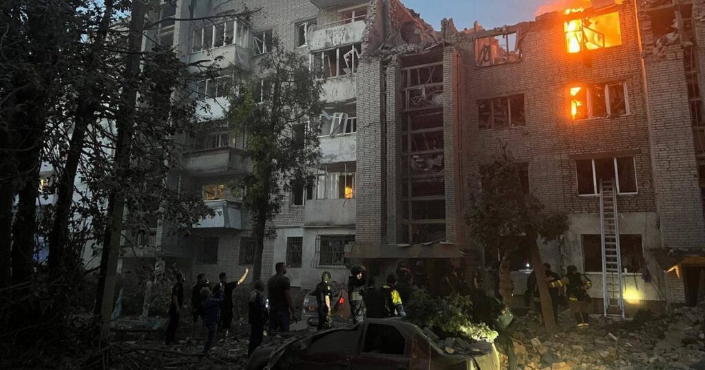 Ракета влучила у житловий будинок у Львові: багато постраждалих, під завалами шукають людей - усі деталі Ракета влучила у житловий будинок у Львові: багато постраждалих, під завалами шукають людей - усі деталі