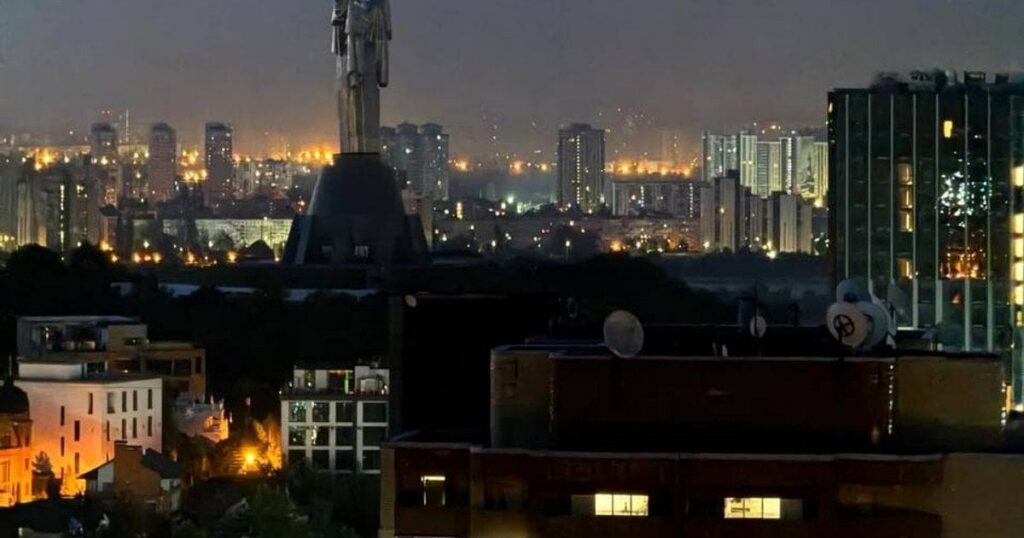Рятувальники евакуювали 15 людей із пошкодженої багатоповерхівки у Києві: серед них шестеро дітей Рятувальники евакуювали 15 людей із пошкодженої багатоповерхівки у Києві: серед них шестеро дітей