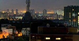 Рятувальники евакуювали 15 людей із пошкодженої багатоповерхівки у Києві: серед них шестеро дітей