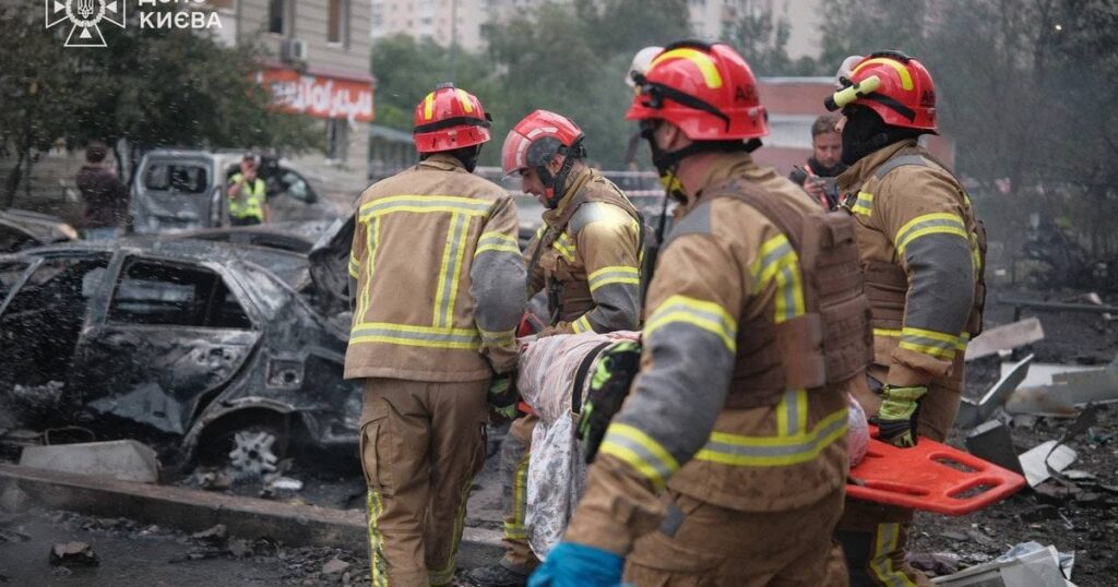 ДСНС показала наслідки рятувальної операції після масованої атаки на Київ: людей діставали з верхніх поверхів (фото) ДСНС показала наслідки рятувальної операції після масованої атаки на Київ: людей діставали з верхніх поверхів (фото)