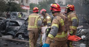 ДСНС показала наслідки рятувальної операції після масованої атаки на Київ: людей діставали з верхніх поверхів (фото)