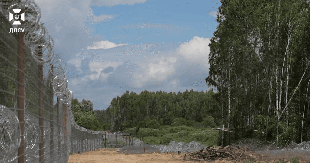 Українські прикордонники створюють "кілзону" на кордоні з Білоруссю: що кажуть про загрозу наступу Українські прикордонники створюють "кілзону" на кордоні з Білоруссю: що кажуть про загрозу наступу