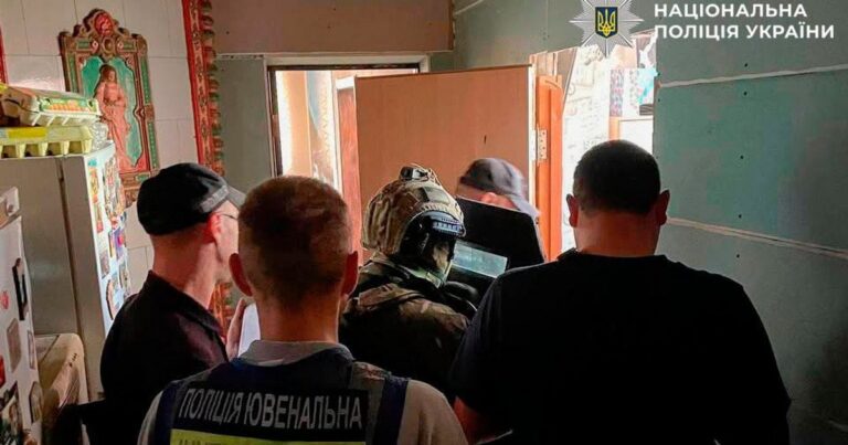 Подвійний напад у Києві: двоє підлітків жорстоко побили жінок на Подолі із застосуванням ножа та кастета