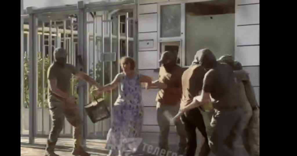 В Одесі люди у балаклавах жорстко затримали чоловіка та застосували газ проти жінки (відео)