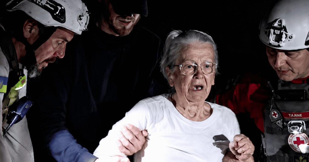 "За що йому така доля": у Києві бабуся ридала над тілом онука, якого вбила атака РФ "За що йому така доля": у Києві бабуся ридала над тілом онука, якого вбила атака РФ