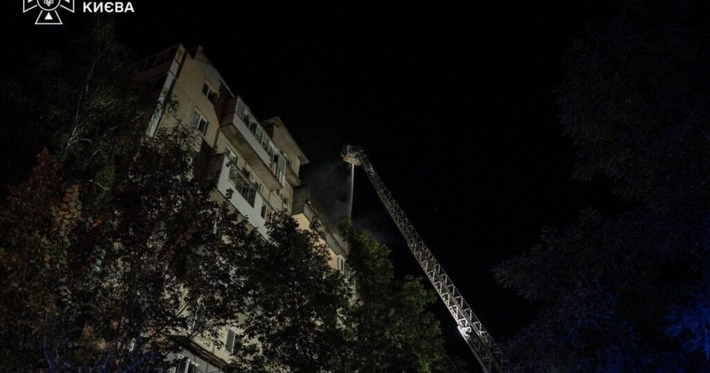 Росія вдарила по житлових будинках у Києві: що відомо про наслідки (фото) Росія вдарила по житлових будинках у Києві: що відомо про наслідки (фото)
