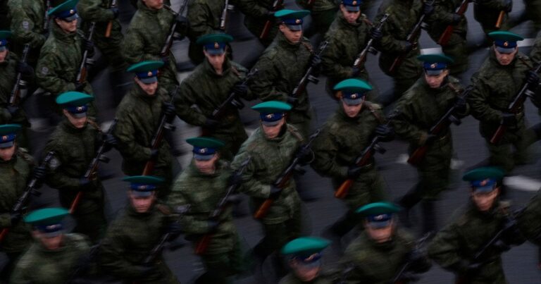 Кремль готується до “бунтів”: нові повноваження силовиків та мобілізація перед виборами