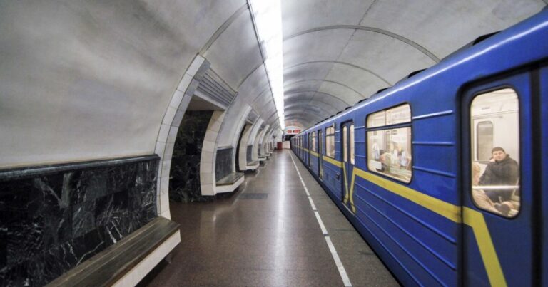 Зміни в роботі метро Києва 28 серпня: які маршрути обмежено через повітряну тривогу