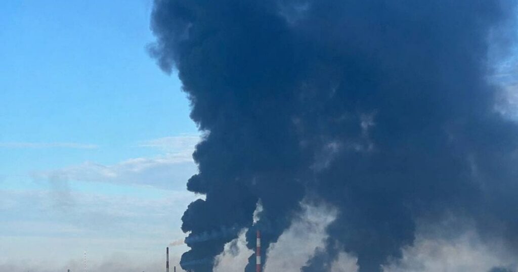 Російську Перм розривають вибухи, під атакою ключовий НПЗ – росіяни не приховують "захоплення" (відео) Російську Перм розривають вибухи, під атакою ключовий НПЗ – росіяни не приховують "захоплення" (відео)
