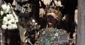 Кардинал Ватикану поцілував 1700-річний череп святої: ритуал спричинив суперечки