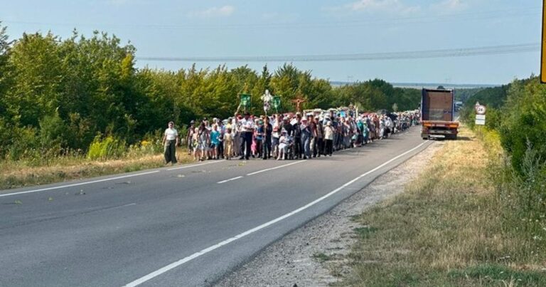 Віряни УПЦ МП з “прапорами окупантів” та іконами Миколи ІІ: хресний хід до Почаєва попри заборони