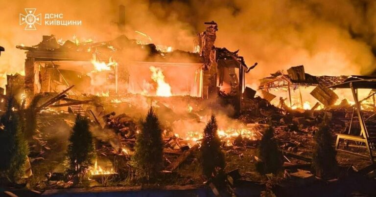 Рятувальники показали наслідки смертельної атаки РФ на Київщину: триває ліквідація наслідків удару