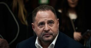 Суд пом’якшив обмеження пересування Андрія Єрмака, але залишив електронний браслет