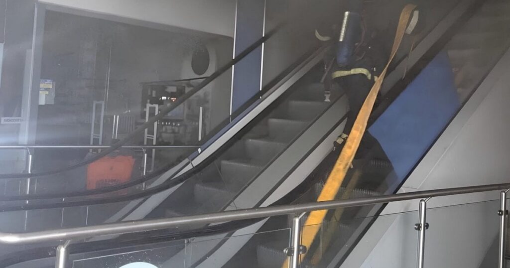 Зв’язок обірвався після вибухів: у Кривому Розі мати розшукує доньку біля зруйнованого ТРЦ Зв’язок обірвався після вибухів: у Кривому Розі мати розшукує доньку біля зруйнованого ТРЦ