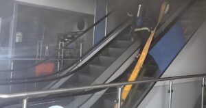 Зв’язок обірвався: Мати шукає доньку біля зруйнованого ТРЦ у Кривому Розі після ворожих ударів