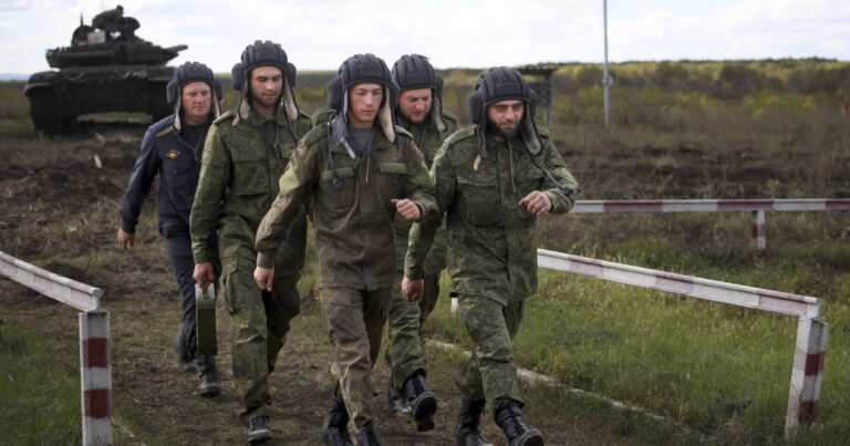 Прихована мобілізація в Росії: десятки скарг на примус до контрактів у 17 регіонах