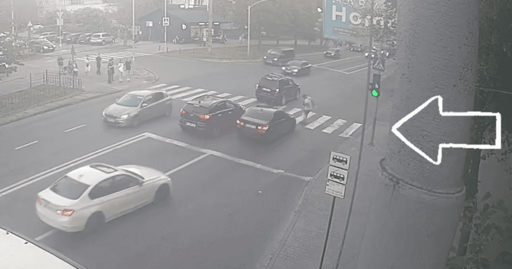 У Львові два BMW поспіль збили батька з дитиною просто на "зебрі": чоловіка аж підкинуло (відео) У Львові два BMW поспіль збили батька з дитиною просто на "зебрі": чоловіка аж підкинуло (відео)