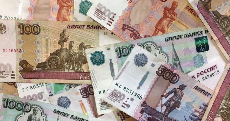 Росіяни масово вилучають заощадження з банків: фінансова система РФ демонструє тривожні тенденції