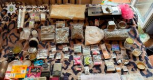 Організатор “Експерементальних Вечірок” у Києві: Як 50-річний Чоловік Перетворив Квартиру на Притон та Нарколавку