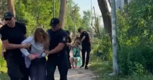 Сутички з поліцією на Теремках: КМДА пояснила, чому вирубують 80-річні дерева заради тепломережі