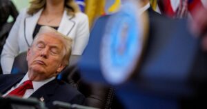 Синці, набряки та сонливість: чи справді Президент Трамп у відмінному стані здоров’я?