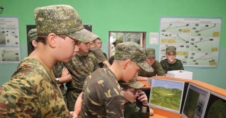 Білорусь вводить курс керування дронами та тактичну медицину до шкільної програми десятикласників