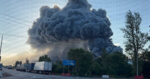 «Вулкани» піднялись під Петербургом: небо почорніло після атаки на один з найбільших Wildberries (відео)