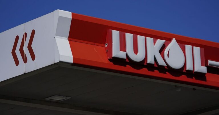 Всі ключові НПЗ “Лукойлу” зупинено після атак дронів: ситуація на нафтопереробних заводах Росії