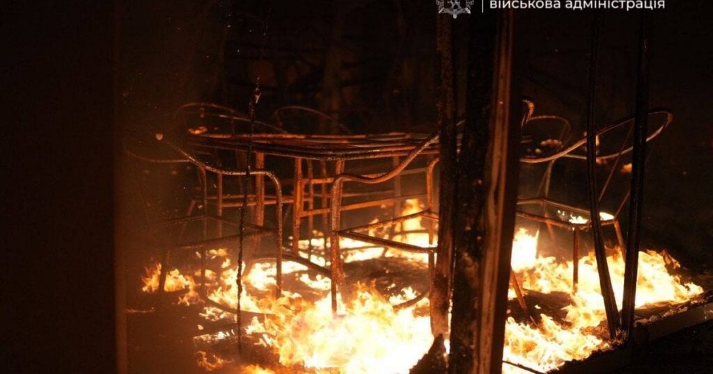 Федоров показав, що залишилося всередині "Епіцентру" після удару по Запоріжжю (відео)