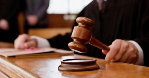 Депутат-адвокат отримав 4,5 роки за спробу підкупити поліцію та домагання…