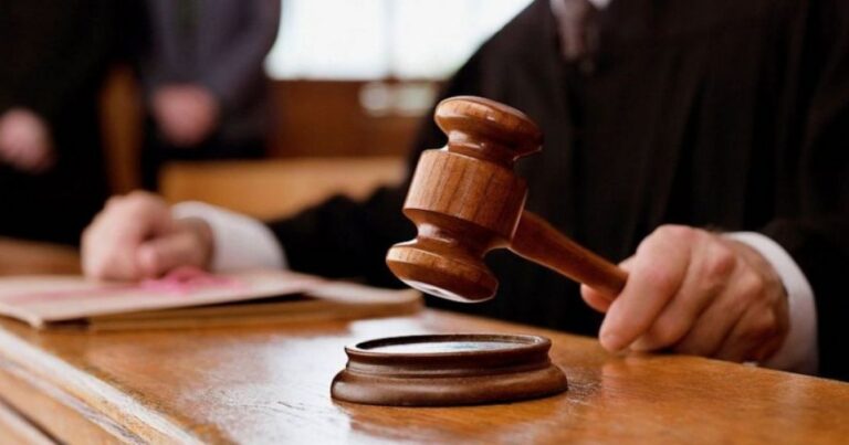 Депутат-адвокат отримав 4,5 роки за спробу підкупити поліцію та домагання…