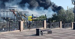 Чорний стовп диму здійнявся над російським Єйськом після атаки дронів: що відомо (фото)