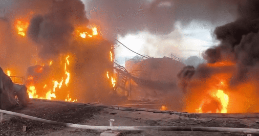 Все охоплено полум’ям: Росія вгатила по нафтобазі KLO на Київщині (відео)
