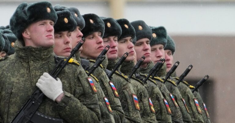 Росія: Зростання Витрат та Дефіцит Лceğдей на Фронті, Незважаючи на Зусилля Кремля з Вербування